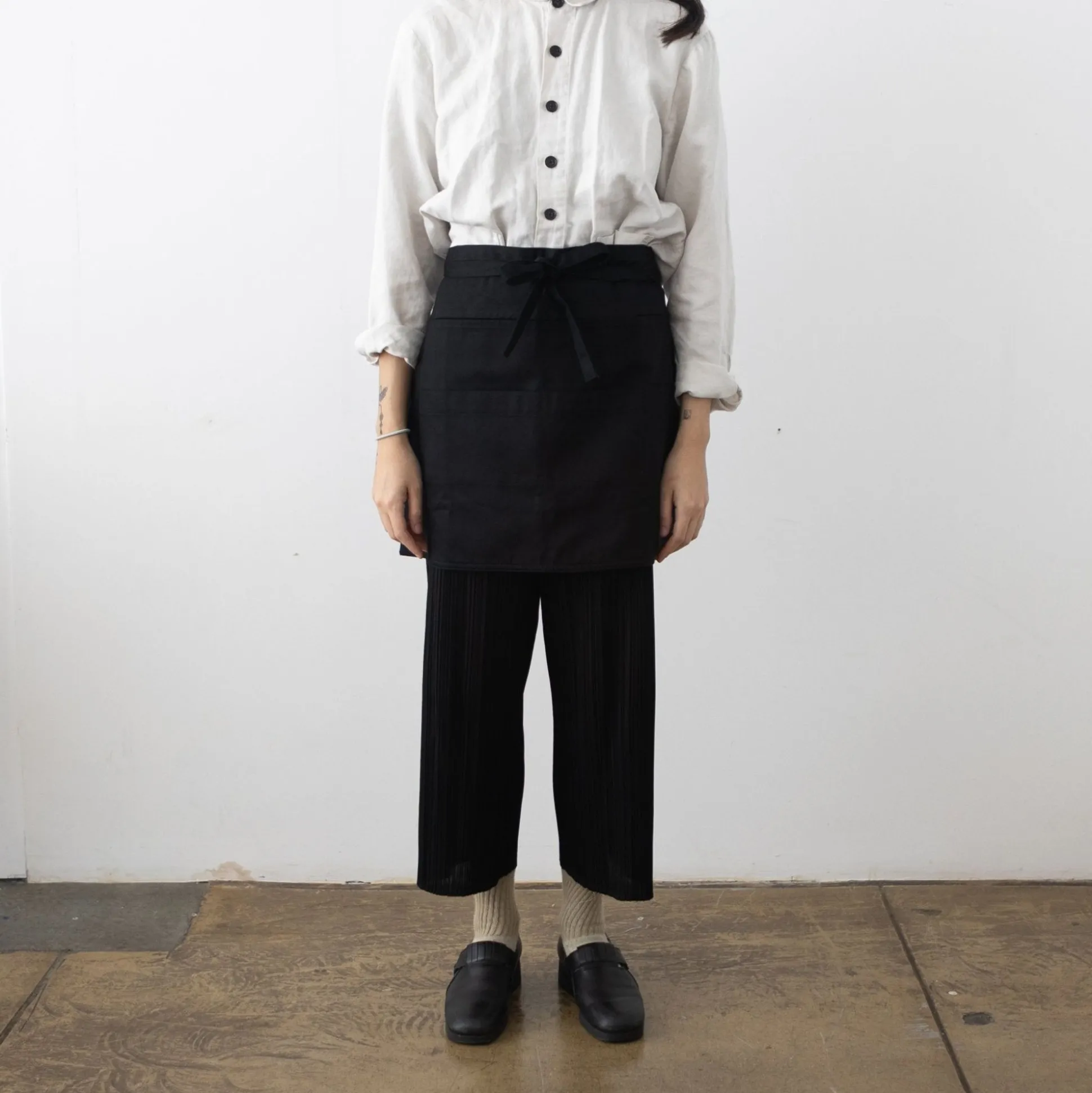 Hakui Short Waist Apron - Black